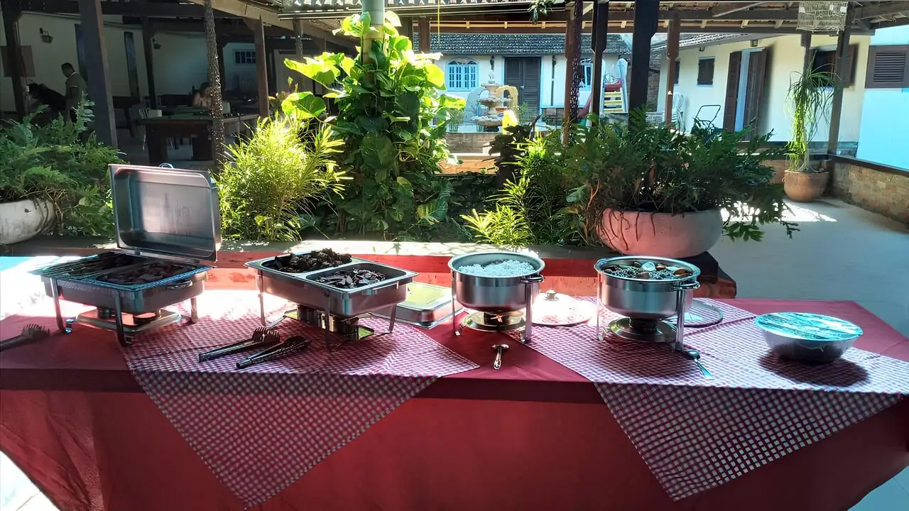 Buffet profissional com pratos elaborados em evento